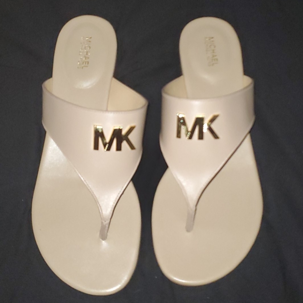 Size 8 Michael Kors thong sandal